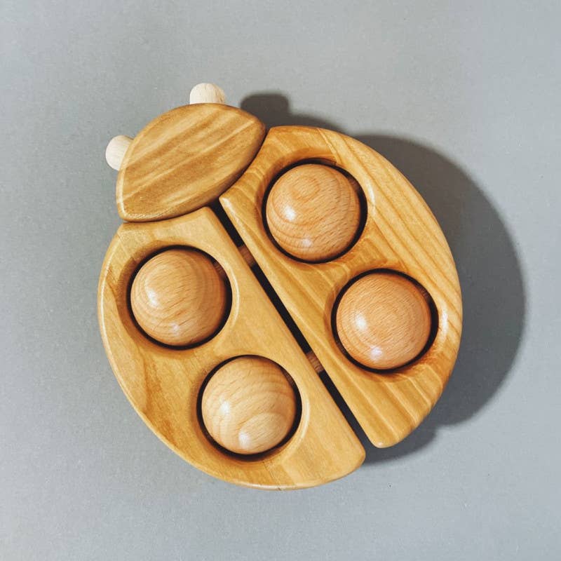 Mariquita de madera con ruedas – BAJO