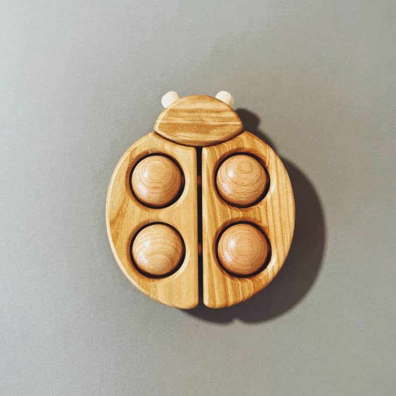 Mariquita de madera con ruedas – BAJO